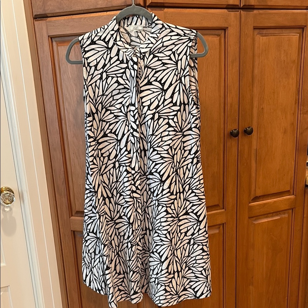 Zuri Keyna Sleeveless size Small Black and White Leaf Print Dress. NWOT